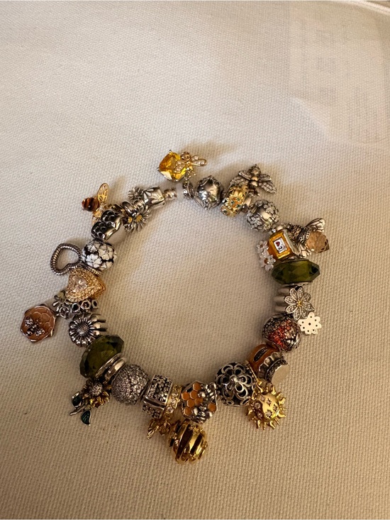 Pandora Jewelry - Pandora daisy and bee themed bracelet